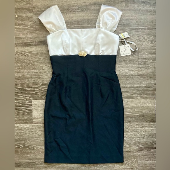 La Parisienne Dresses & Skirts - NWT rare vintage La Parisienne sheath knee-length cocktail dress in size 12
